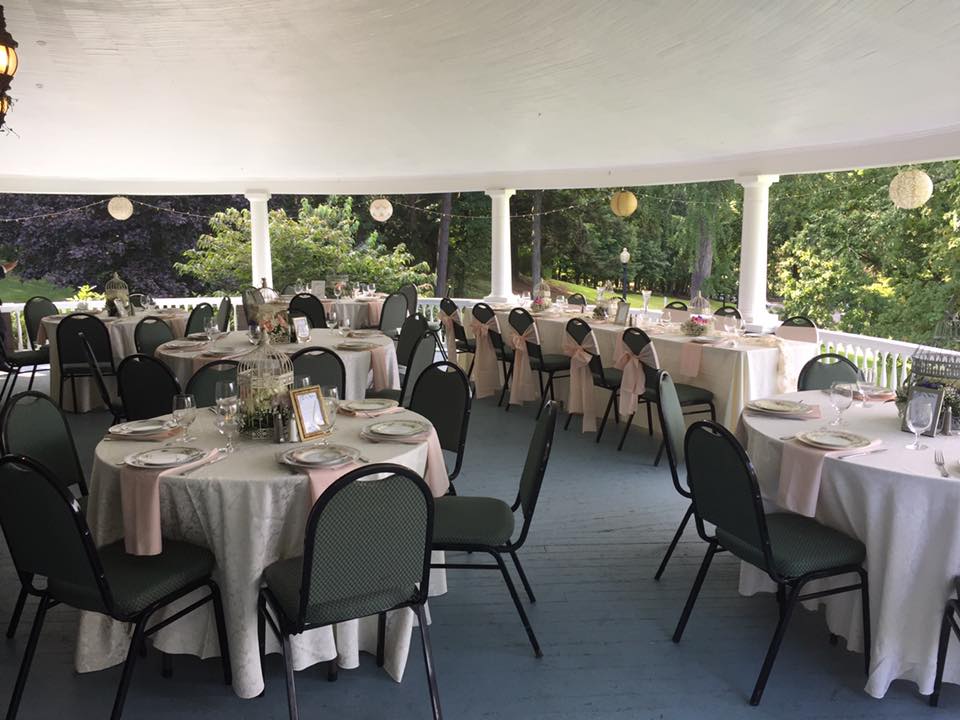 Weddings at Tarrywile head table and guest seating on veranda