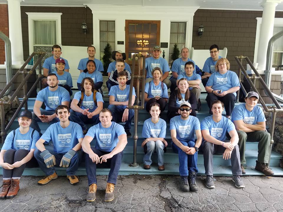 Volunteering at Tarrywile Park group-of-volunteers-in-blue-shirts-sitting-on-mansion-stairs